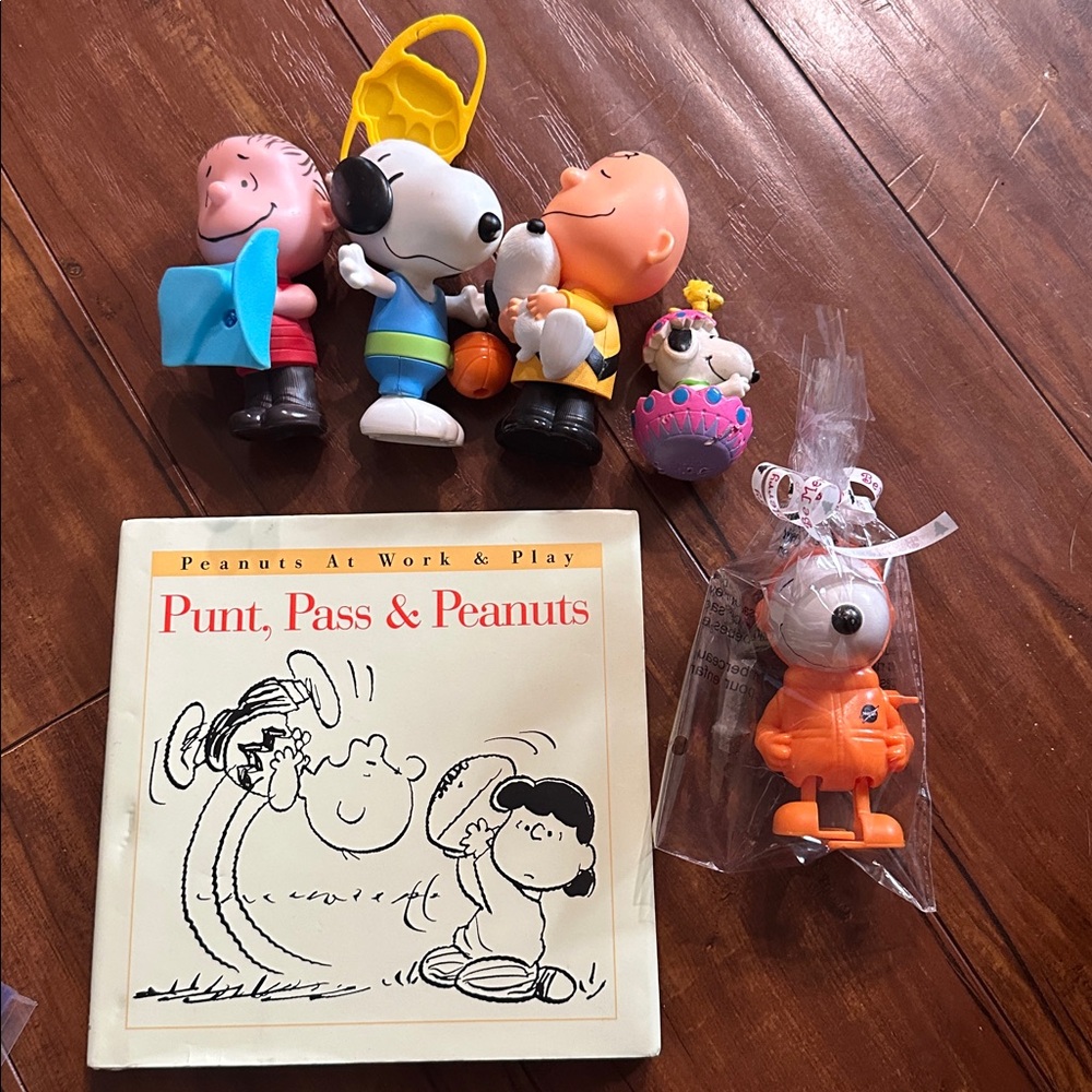 Peanuts Snoopy Charlie Brown Figure Lot NASA Snoopy Book Toys